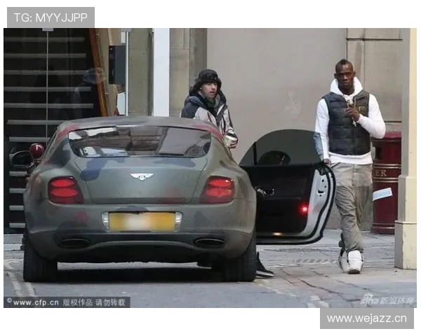 卡瓦尼半夜开豪车狂飙，隔壁邻居怀疑他在拍动作片？