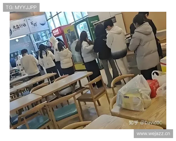 便利店门口碰到梁伟铿，拎着名牌袋排队买泡面，那反差笑懵