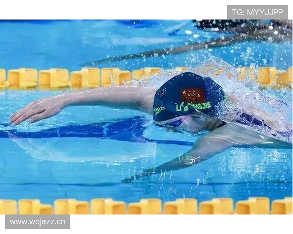 李冰洁泳池里冷若冰山，赛后街拍却随手把奢牌塞进手提袋