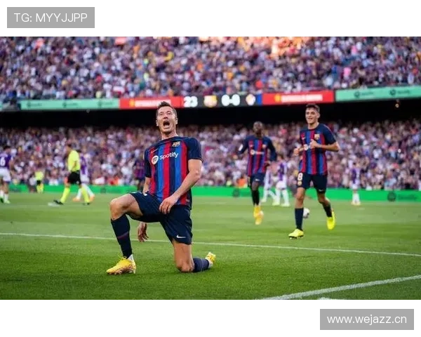 莱万与本泽马：全能中锋战术角色与进球效率差异深度对比