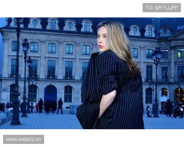 谷爱凌机场一摆pose，身后的行李估计能付我一年房租，我先去洗把脸